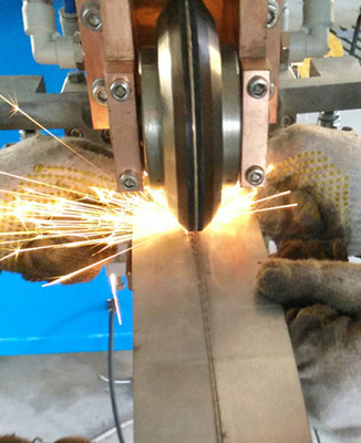 Équipement droit 9m/Min de soudage par points de résistance de couture de conduit d'air